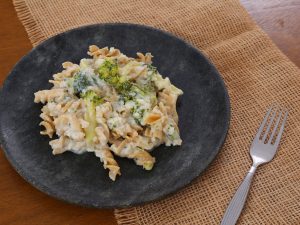 Macarrão ao molho branco com brócolis