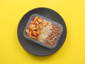 Brasileirinho de frango (Frango acebolado, arroz integral e feijão)