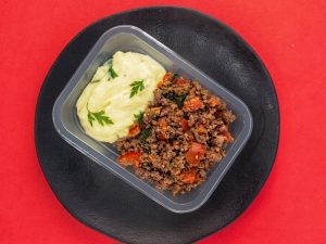 Carne moída refogada com legumes e purê de batata inglesa