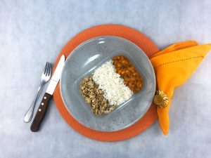 Brasileirinho de pernil suíno (Pernil suíno, arroz branco e feijão carioca)