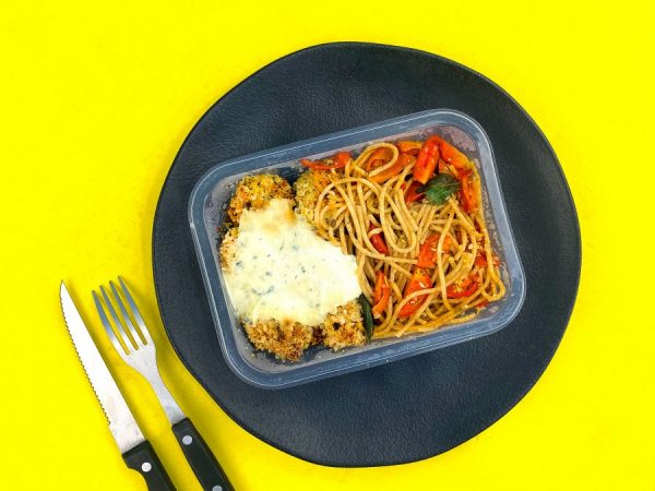 Frango empanado acompanhado de molho gorgonzola e macarrão com tomate cereja e manjericão