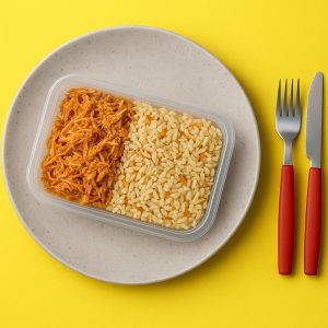 Frango desfiado molhadinho com arroz e cenoura ralada - (300G)