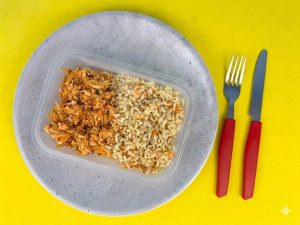 Frango desfiado molhadinho com arroz e cenoura ralada – (300G)