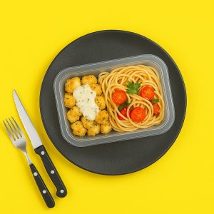 Frango empanado acompanhado de molho gorgonzola e macarrão com tomate cereja e manjericão