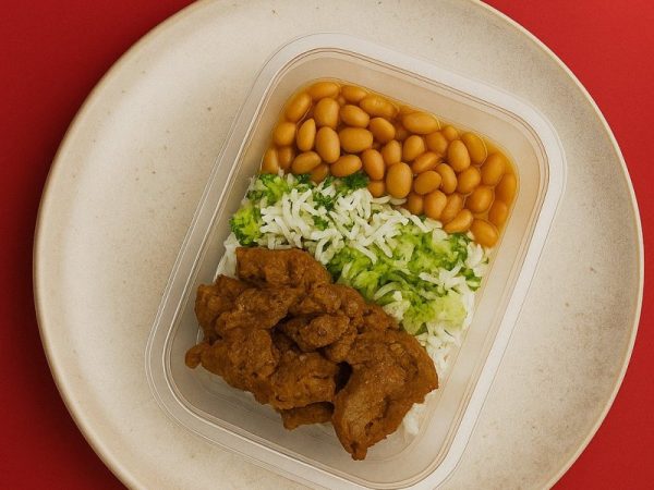 Filé mignon suíno grelhado com arroz com brócolis e feijão