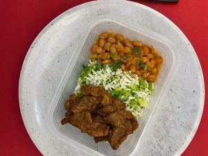 Filé mignon suíno grelhado com arroz com brócolis e feijão
