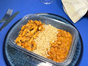 Brasileirinho de frango (Frango acebolado, arroz integral e feijão)